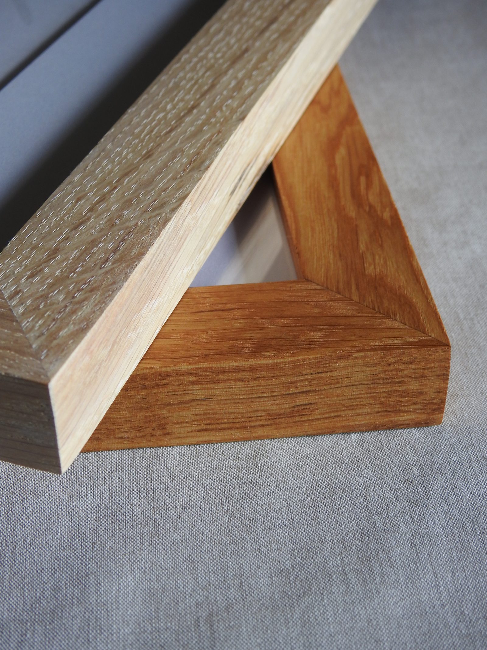 Zwei Jahresring-Rahmen in unterschiedlichem Finish, Eckdetail